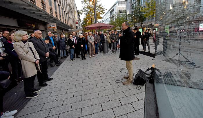 Gedenkveranstaltung am Kubus (1)