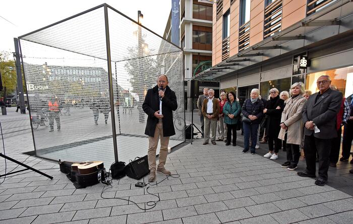 Gedenkveranstaltung am Kubus