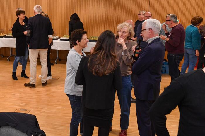 lockeres Beisammensein von Preisträgern nach der Veranstaltung