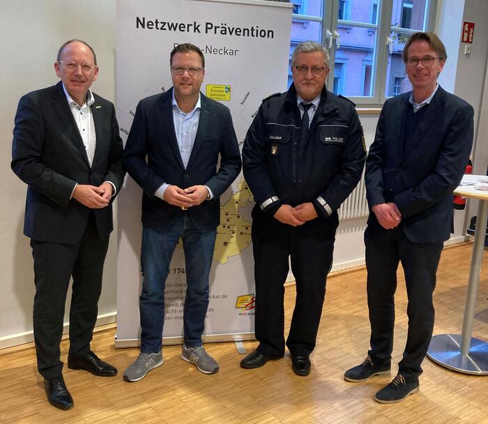 v.l.n.r.: Oberbürgermeister Christian Specht mit dem neu gewählten Vorsitzenden Dr. Volker Proffen, Polizeipräsident Siegfried Kollmar und Schatzmeister Stefan Baumann