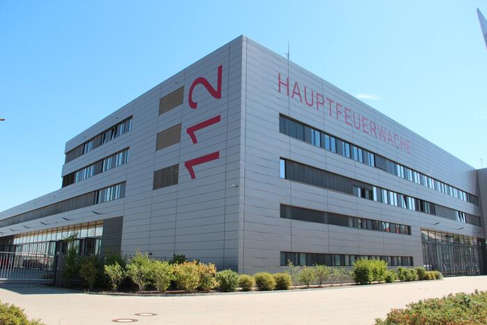 Das Bild zeigt die Hauptfeuerwache Mannheim. Auf der linken Gebäudeseite ist die europäische Notrufnummer 112 lesbar