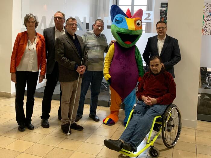 Ursula Frenz, Beauftragte für die Belange von Menschen mit Behinderungen, Dr. Klaus G. Wolff, Geschäftsführer Badischer Blinden- und Sehbehindertenverein V.m.K., Karlheinz Schneider, Vorsitzender Badischer Blinden- und Sehbehindertenverein V.m.K., Peter Oedingen, Vorsitzender Gehörlosenverein Mannheim 1981 e.V., das Chamäleon-Maskottchen, Dr. Volker Proffen, Bürgermeister und Sicherheitsdezernent der Stadt Mannheim, Heinrich Schaudt Vorsitzender Arbeitsgemeinschaft Barrierefreiheit Rhein-Neckar e.V.