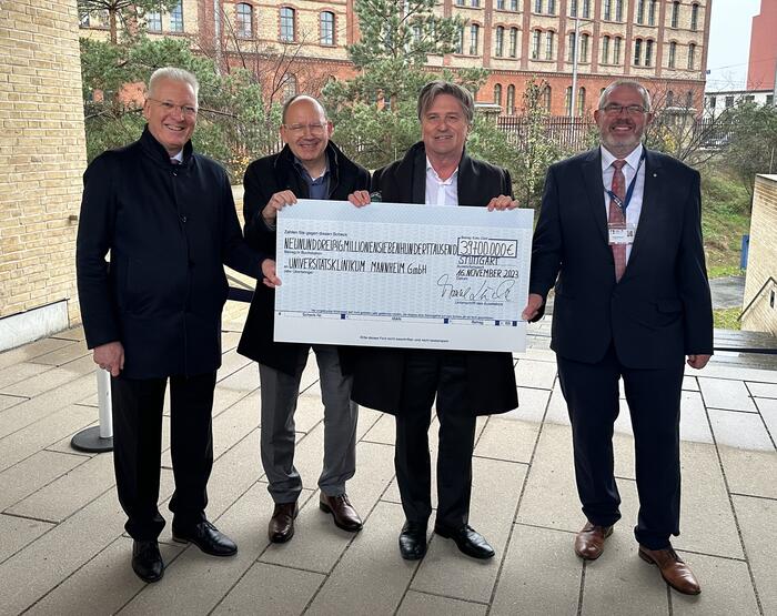 Scheckübergabe am Universitätsklinikum