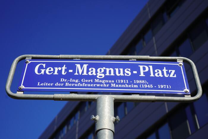 Das Bild zeigt das Straßenschild Gert-Magnus-Platz.