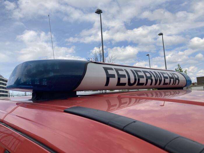 Billd zeigt einen sogenannten Blaulichtbalken auf dem Dach einer Fahrzeugs. Zwischen den Blaulichtern ist die Aufschrift Feuerwehr zu lesen