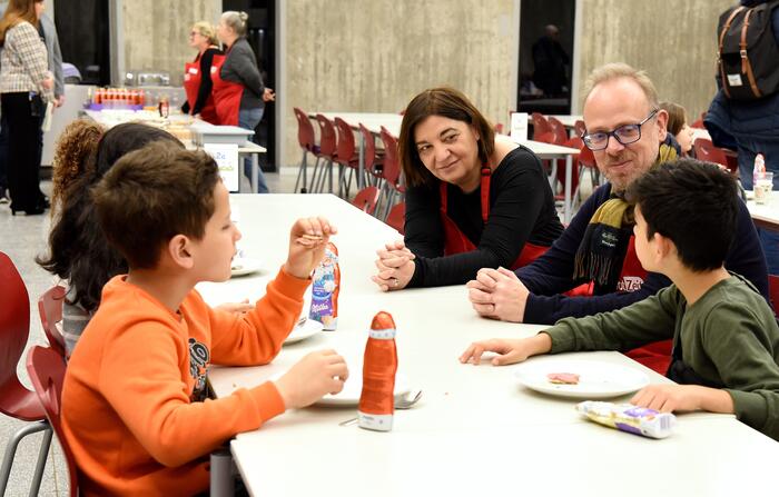 Staatssekretärin Deligöz und Bildungsbürgermeister Grunert