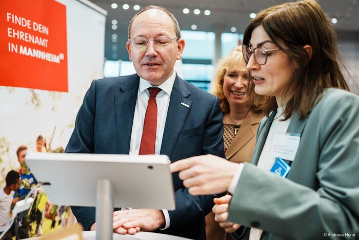 OB Christian Specht und Sarah Schmitt, Beauftragte für Bürgerschaftliches Engagement der Stadt Mannheim, bei der Präsentation des MITWIRK-O-MAT auf dem Neujahrsempfang der Stadt 2024