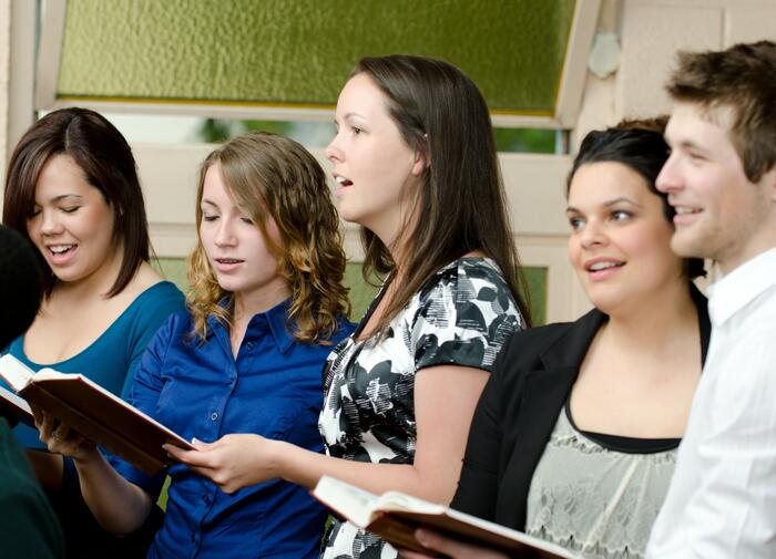 Menschen singen zusammen im Chor