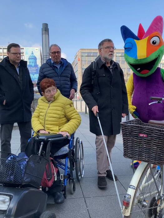 Wunsch nach mehr Umsicht und Rücksichtnahme: ein Fahrradfahrer hat seinen Drahtesel so abgestellt, dass er für Blinde zum Hindernis wird.