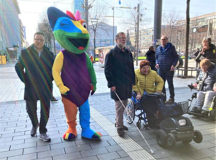 Bürgermeister und Sicherheitsdezernent Dr. Volker Proffen, Maskottchen Chämy, Karlheinz Schneider vom BBSV, Elke Campioni von der AG Barrierefreiheit Rhein-Neckar e. V. beim Rundgang