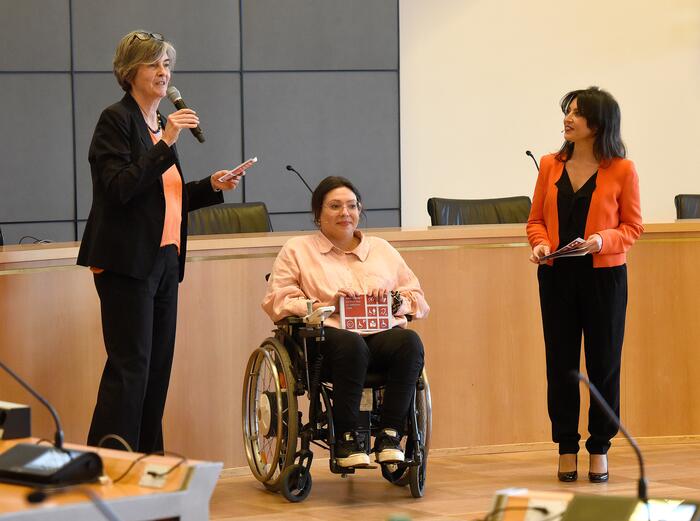 Forum für Inklusion und Barrierefreiheit: Kommunikation in der inklusiven Stadt: Ursula Frenz, Beauftragte für die Belange von Menschen mit Behinderungen, Stadt Mannheim und die Moderatorinnen Kim Lumelius und Rosa Omenaca Prado (v.l.n.r.)