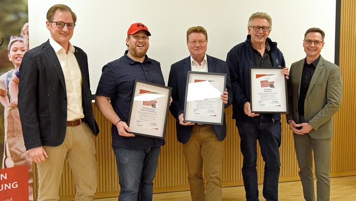 Bürgermeister Eisenhauer mit den neuen Vereinen