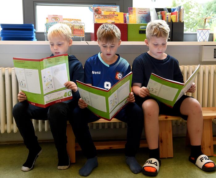 Drei Schüler lesen 