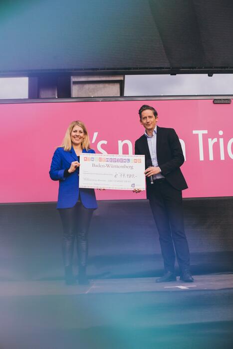 Michael Ellwanger, der Leiter des Medienreferats im Staatsministerium, überreicht Lena Berkler von GIRLS GO MOVIE den Preis.