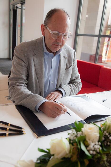 Oberbürgermeister Christian Specht trägt sich in das Kondolenzbuch für den getöteten Polizisten ein