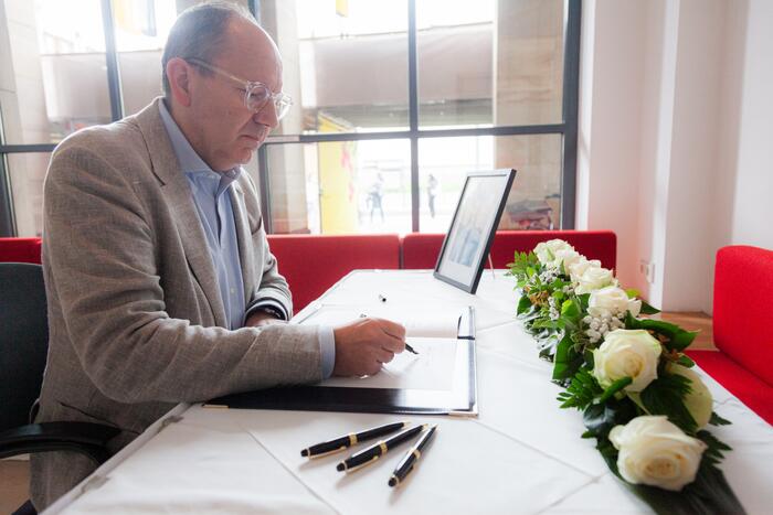 Oberbürgermeister Christian Specht trägt sich in das Kondolenzbuch für den getöteten Polizisten ein (02)