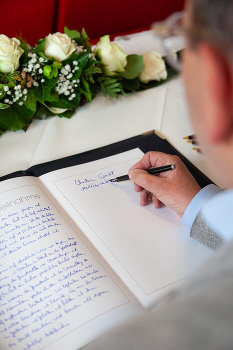 Oberbürgermeister Christian Specht trägt sich in das Kondolenzbuch für den getöteten Polizisten ein (01)