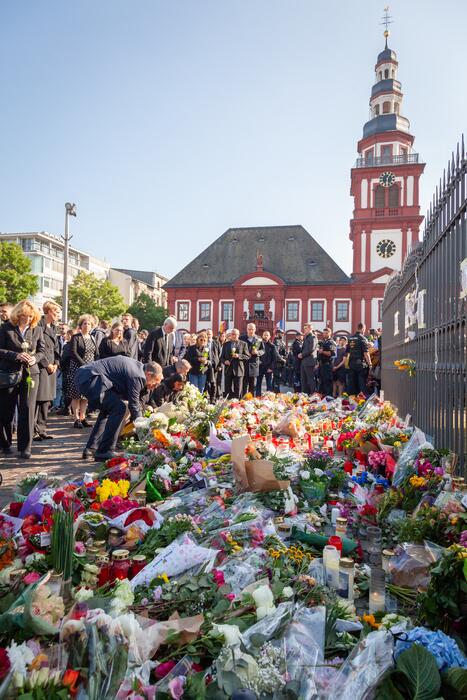 Mannheim hält zusammen: Blumen am Marktplatz-Denkmal