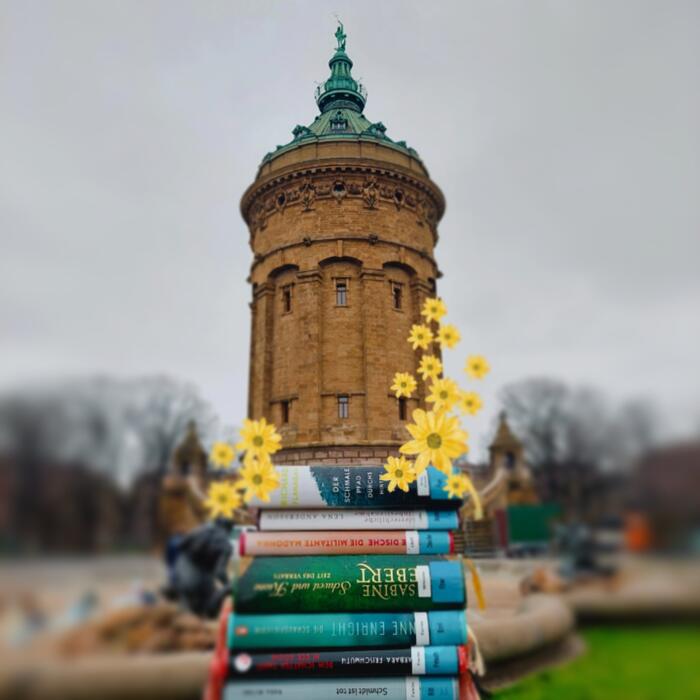 Wasserturm im Hintergrund, Bücherturm
