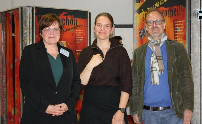 Angelika Treibel vom Frauen- und Mädchennotruf Mannheim (von links), die Jugendbeirätin Laila Bolz und Bildungsbürgermeister Dirk Grunert bei der Eröffnung des interaktiven Präventionsparcours „Echt krass“