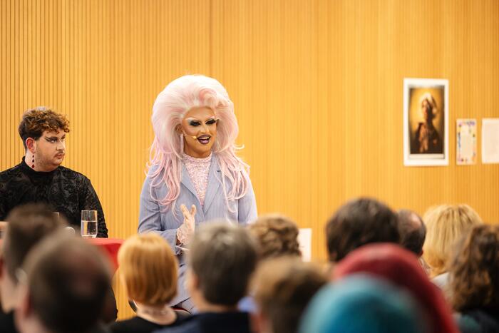 Moderatorin Shayma Alqueer