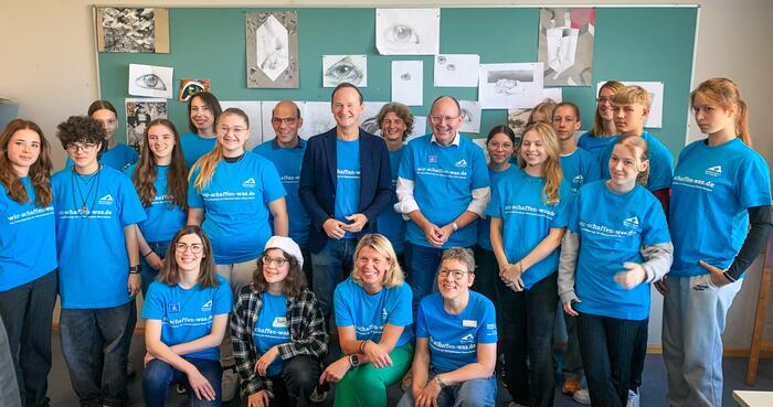 Start der Freiwilligentage in Mannheim mit Oberbürgermeister Christian Specht, Dr. Uwe Liebelt, Vorstandsvorsitzender des Vereins Zukunft Metropolregion Rhein-Neckar (ZMRN e.V.) und Präsident Europäische Verbundstandorte BASF SE, Kirsten Korte, Geschäftsführerin des ZMRN e.V. und den Teilnehmenden beim Projekt „Kreativ für MA“