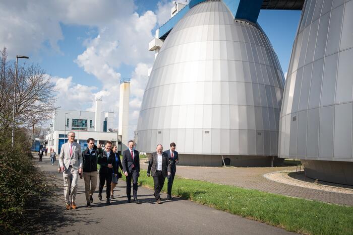 Verkehrsminister Wissing und Oberbürgermeister Specht bei der Kläranlage