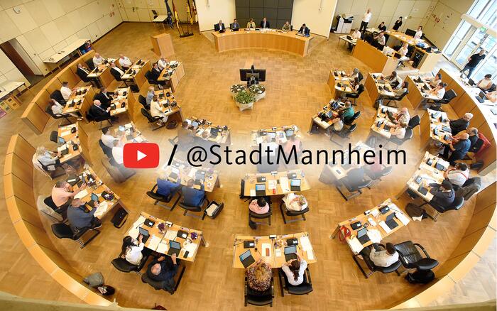 Impressionen einer Sitzung mit YouTube Logo