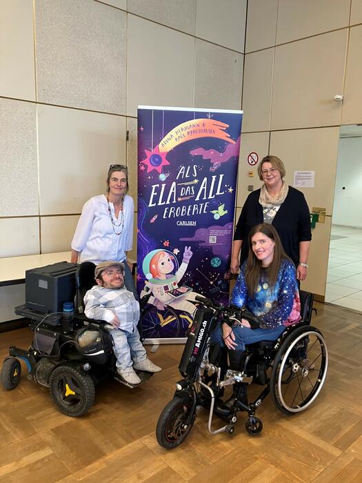 Ursula Frenz (Beauftragte für die Belange von Menschen mit Behinderungen)und Kirsten Brodmann (Leitung der Kinder- und Jugendbibliothek) mit den Inklusionsaktivisten Raúl Krauthausen und Adina Hermann (v.l.)