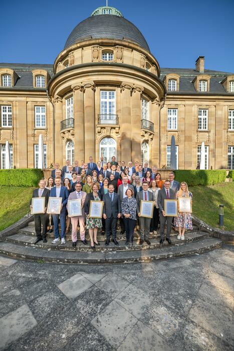 Europapreis-Verleihung vor der Villa Reitzenstein