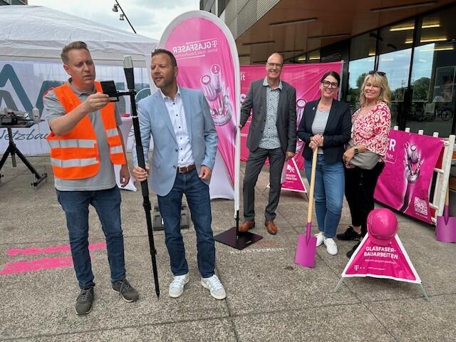 Bürgermeister und IT-Dezernent Dr. Volker Proffen besucht den Start des Glasfaserausbaus in der Hafenstraße.