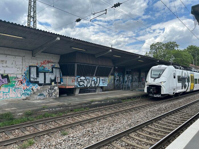 Der Neckarauer Bahnhof wird jeden Tag von einer Vielzahl an Pendlern genutzt, insbesondere auch von Schülerinnen und Schülern.