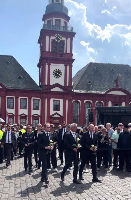 Bundesinnenminister Dobrindt, Landesinnenminister Strobl und Oberbürgermeister Specht gedenken Rouven Laur