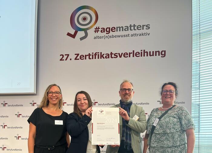 Bürgermeister Dirk Grunert,  Monika Mieczkowska, audit Projektleitung der Stadt Mannheim, und die beiden Auditorinnen