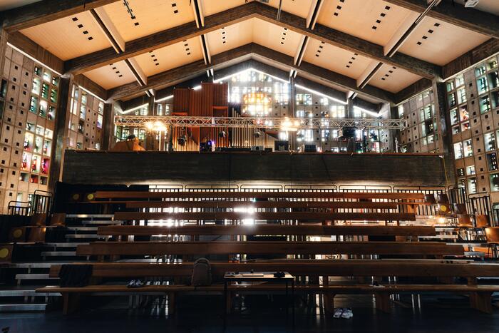 Ansicht auf Zuschauertribüne EinTanzHaus mit Kanzel/Technik in lichtdurchfluteter Trinitatiskirche