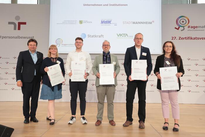 Bürgermeister Dirk Grunert bei der Zertifikatsübergabe des audit berufundfamilie