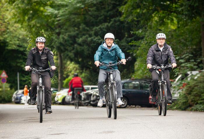 Bürgermeister und Sicherheitsdezernent Dr. Volker Proffen (Mitte) begleitete eine Tour des Ordnungsdienstes mit dem Fahrrad, um sich einen aktuellen Eindruck von der Arbeit der Mitarbeiter zu verschaffen.