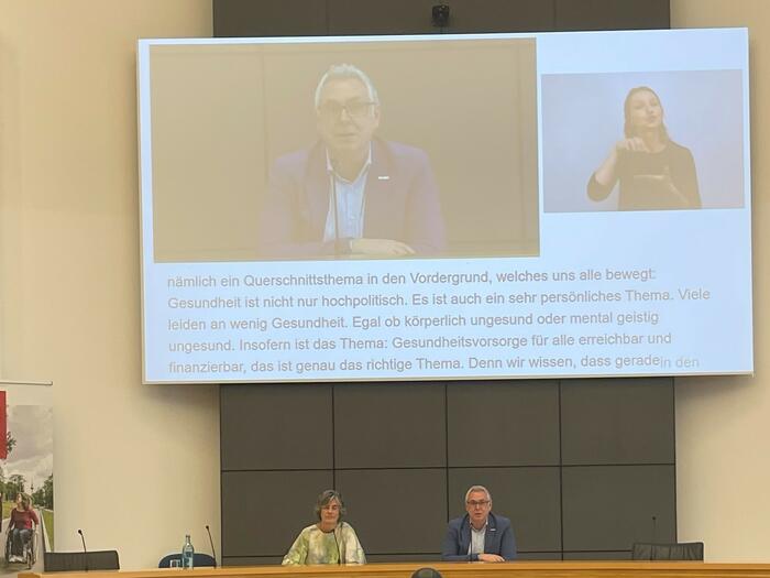 Bürgermeister Thorsten Riehle und Ursula Frenz, Beauftragte für die Belange von Menschen mit Behinderungen