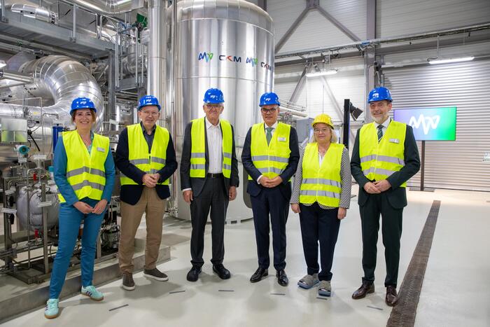 Ministerpräsident Winfried Kretschmann besucht erste Flusswärmepumpe von MVV in Mannheim (01)