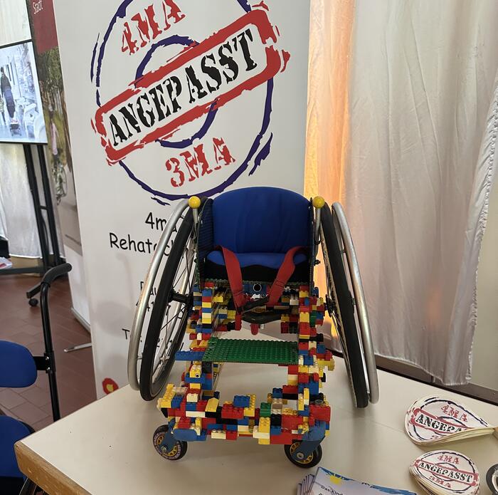 Ein Rollstuhl der 4ma 3ma Rehatechnik