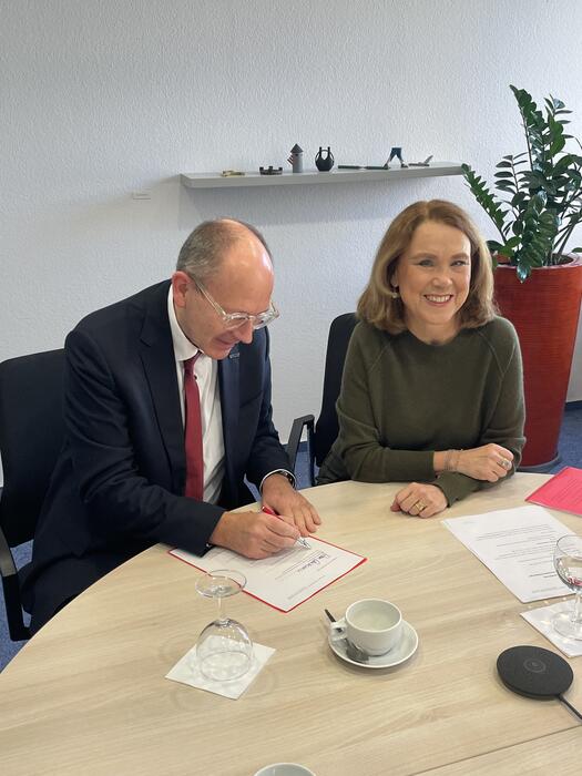 Vertragsunterzeichnung für Verbund der Universitätsklinika Heidelberg und Mannheim