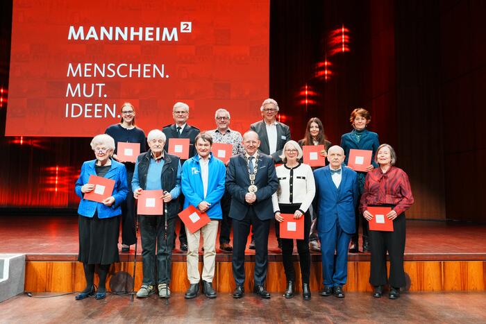 Oberbürgermeister Christian Specht ehrte beim Neujahrsempfang ehrenamtliche Personen und Vereine.