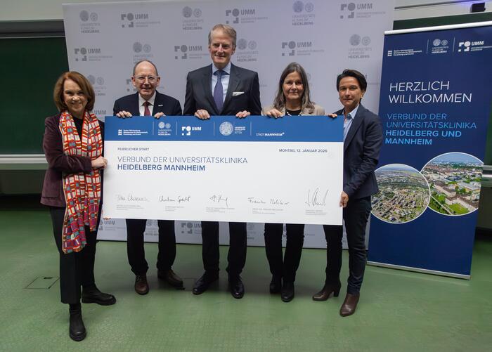 Petra Olschowski, Ministerin für Wissenschaft, Forschung und Kunst Baden-Württemberg, Oberbürgermeister Christian Specht, Prof. Dr. Hanns-Peter Knaebel, Vorstandsvorsitzender Universitätsklinikum Heidelberg, Prof. Dr. Frauke Melchior, Rektorin Ruprecht-Karls-Universität Heidelberg, Sandra Henek, Kaufmännische Geschäftsführerin Universitätsklinikum Mannheim und (v.l.)