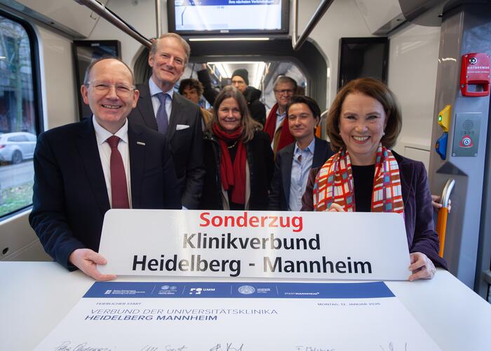 Oberbürgermeister Christian Specht, Prof. Dr. Hanns-Peter Knaebel, Vorstandsvorsitzender Universitätsklinikum Heidelberg, Prof. Dr. Frauke Melchior, Rektorin Ruprecht-Karls-Universität Heidelberg, Sandra Henek, Kaufmännische Geschäftsführerin Universitätsklinikum Mannheim und Petra Olschowski, Ministerin für Wissenschaft, Forschung und Kunst Baden-Württemberg (v.l.)