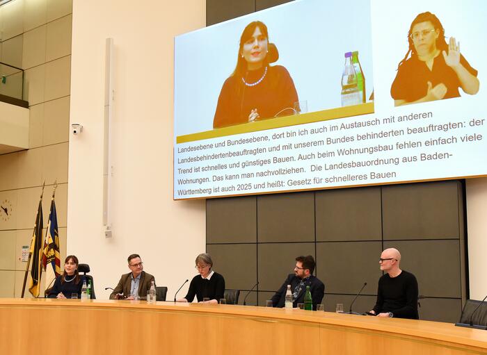 Nora Welsch, Beauftragte der Landesregierung Baden-Württemberg für die Belange von Menschen mit Behinderungen, und Bürgermeister Ralf Eisenhauer (v.l.) mit den anderen Podiumsdiskussionsteilnehmenden.