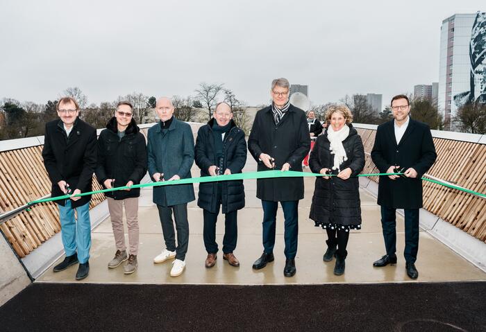 Eröffneten heute den FRANKLIN Steg (v.l.n.r.):  MWSP-Geschäftsführer Karl-Heinz Frings, Bau-Bürgermeister Ralf Eisenhauer, MWSP-Geschäftsführer Achim Judt, Oberbürgermeister Christian Specht, Bundesverkehrsminister Patrick Schnieder, Erste Bürgermeisterin Prof. Dr. Diana Pretzell, Finanz-Bürgermeister Dr. Volker Proffen
