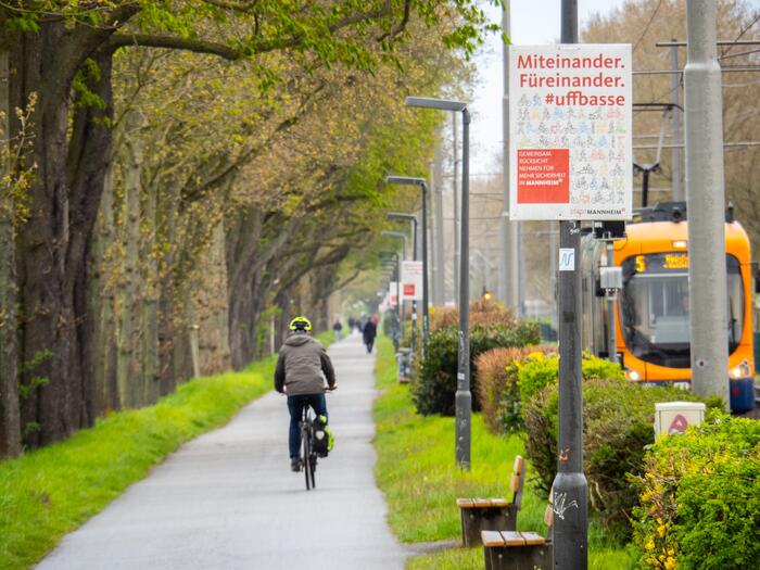 Radweg am Neckardamm. Gesäumt von Plakaten, die auf ein rücksichtvolles Miteinander aufmerksam machen.