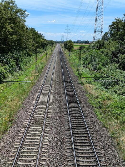 Schienenstrecke im Grünen