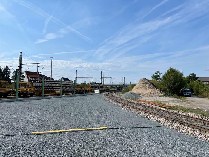 Baustelle Bahn: Links die zu verlegenden Schienen
