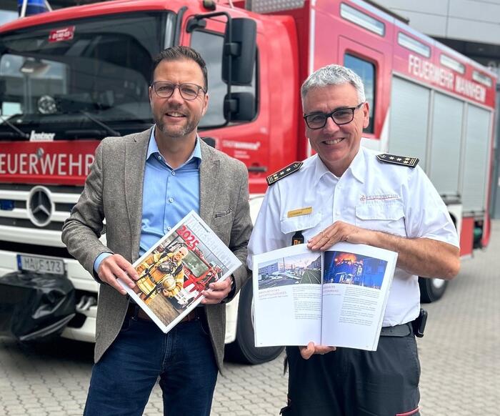 Bürgermeister und Sicherheitsdezernent Dr. Volker Proffen und stv. Feuerwehr-Kommandant Jens Stiegel mit dem Jahresbericht 2025 der Feuerwehr Mannheim.